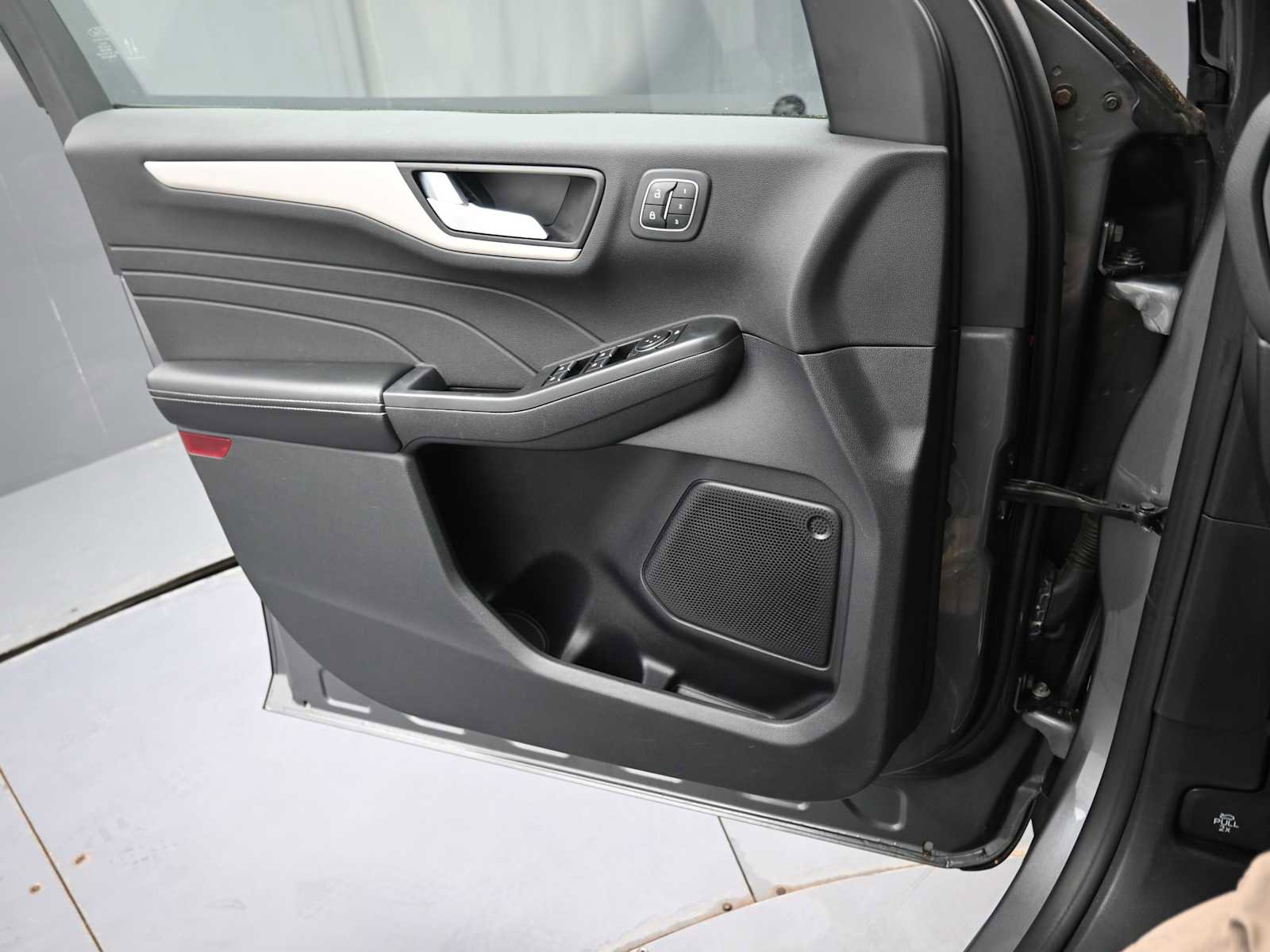 Used 2022 Ford Escape SEL w/ Technology Package image 11