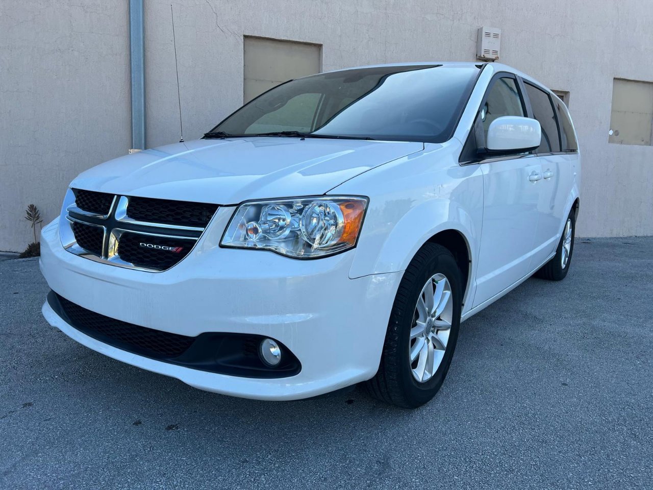 Used 2018 Dodge Grand Caravan SXT image 3