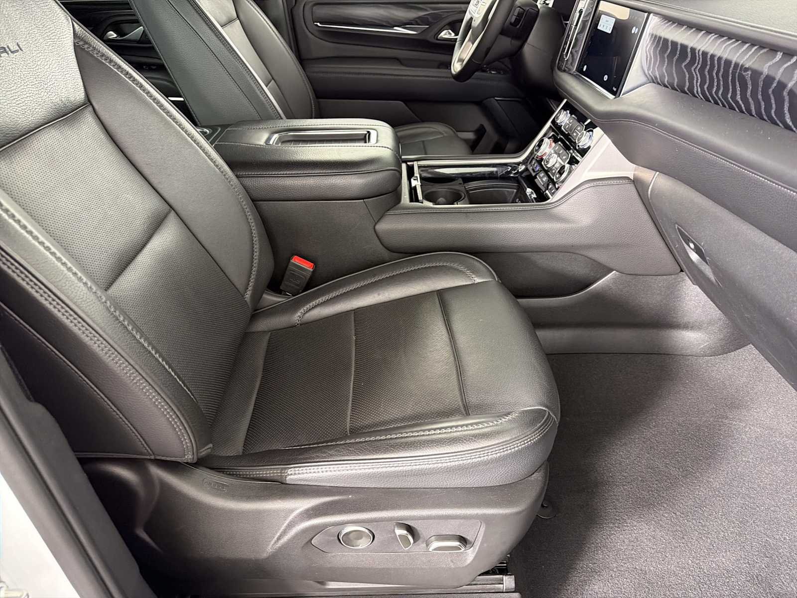 Used 2024 GMC Yukon XL Denali RWD image 11