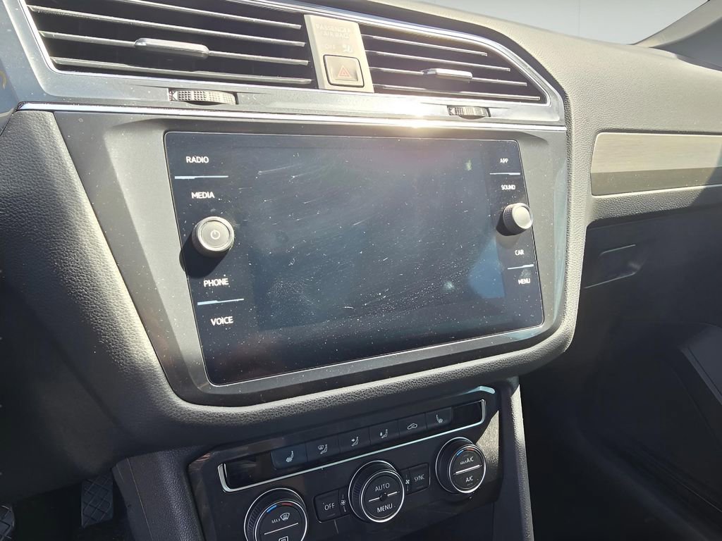 Used 2021 Volkswagen Tiguan SE w/ Panoramic Sunroof Package image 18