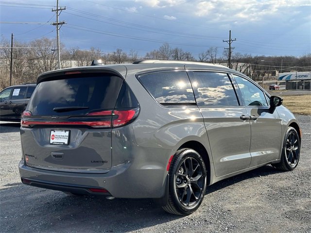 New 2025 Chrysler Pacifica Limited w/ Uconnect Theater Family Group image 22
