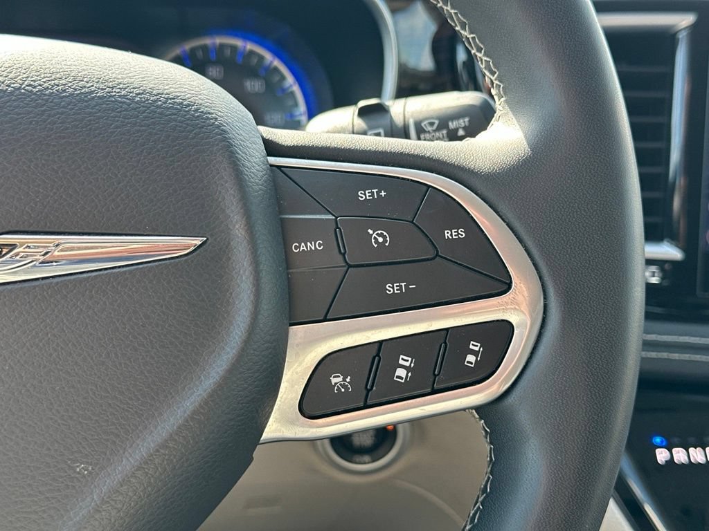 Used 2023 Chrysler Pacifica Limited FWD image 21