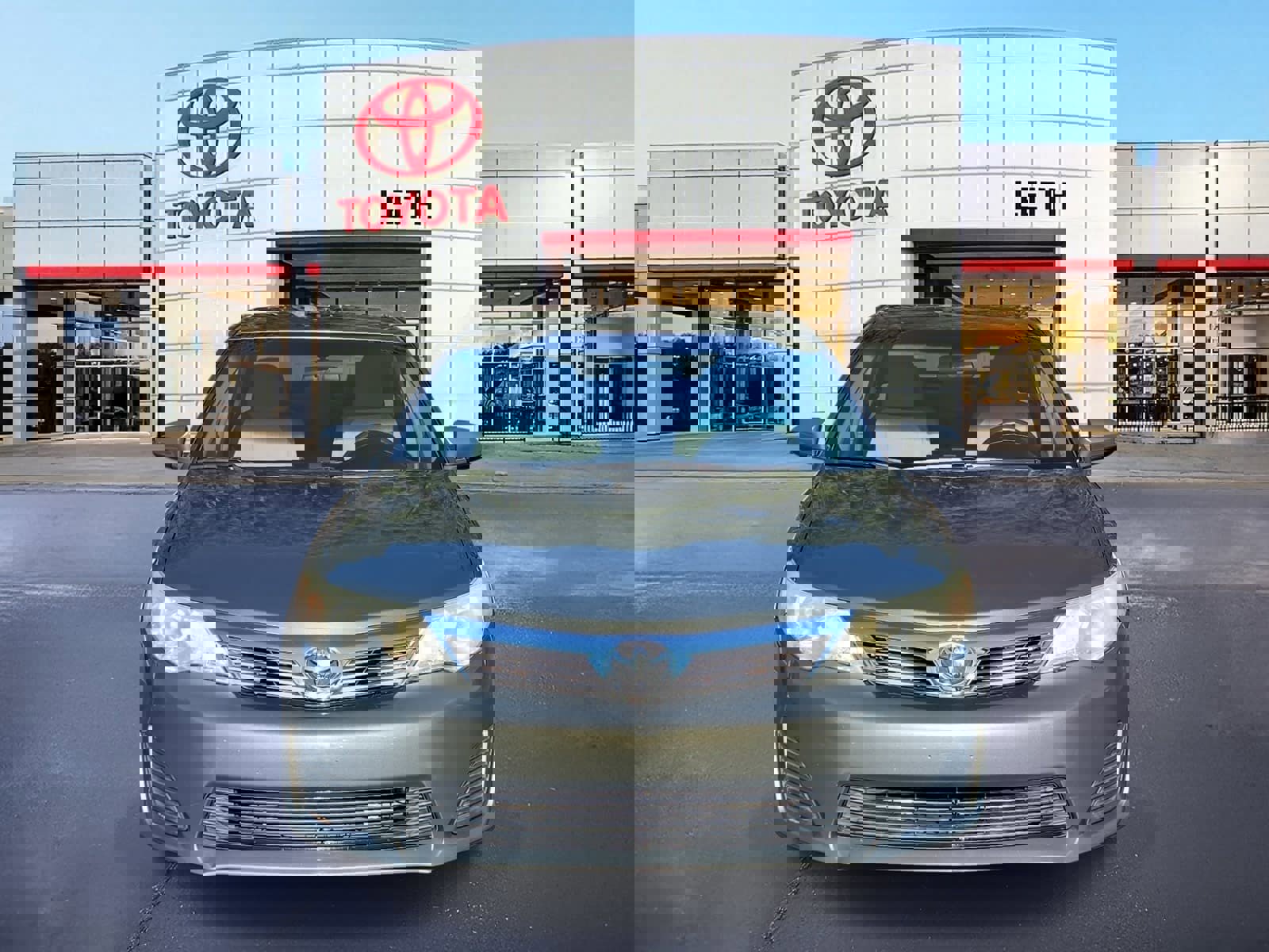 Used 2014 Toyota Camry L image 2