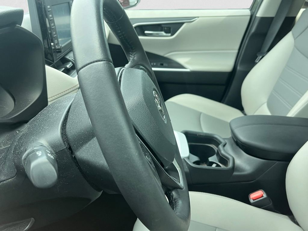 Used 2021 Toyota RAV4 XLE Premium image 11