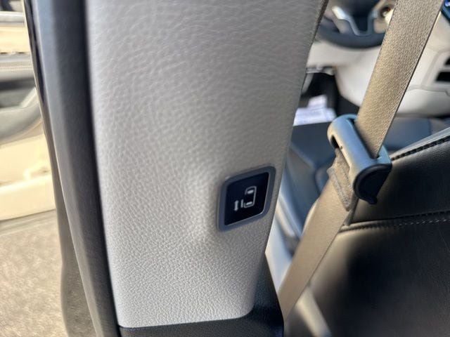 Used 2024 Chrysler Pacifica Touring-L FWD image 35