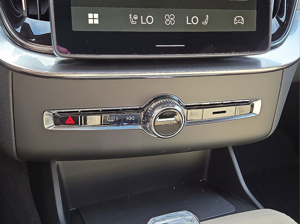 New 2026 Volvo XC90 B6 Plus w/ Protection Package Premier image 28