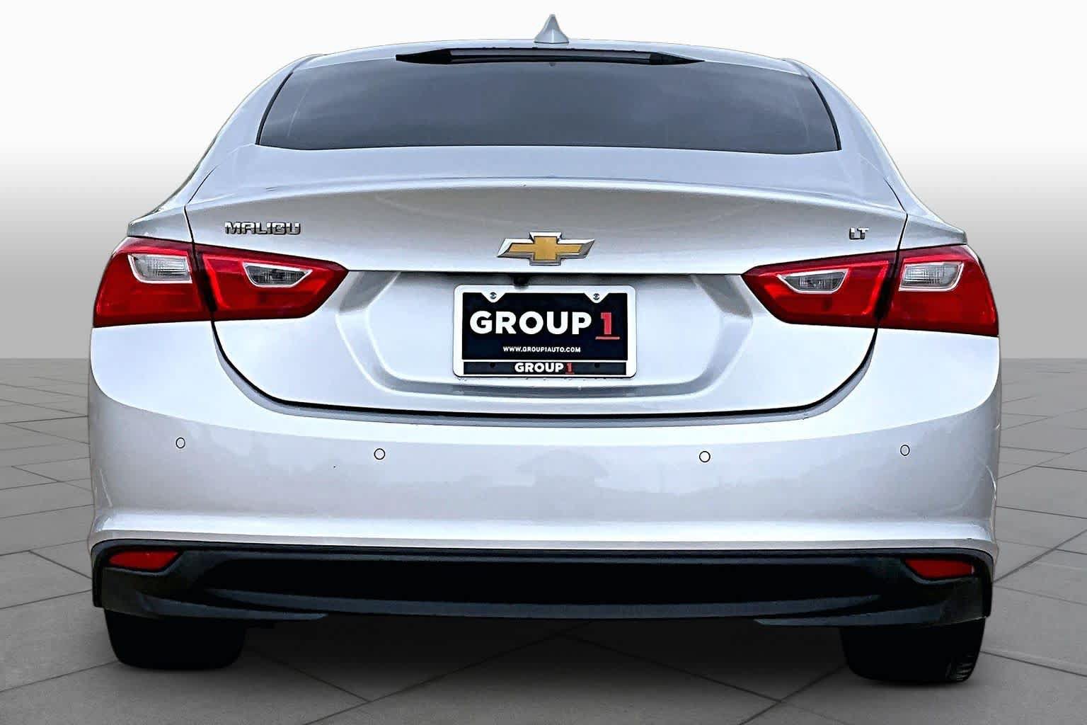Used 2017 Chevrolet Malibu LT w/ Leather Package FWD image 5
