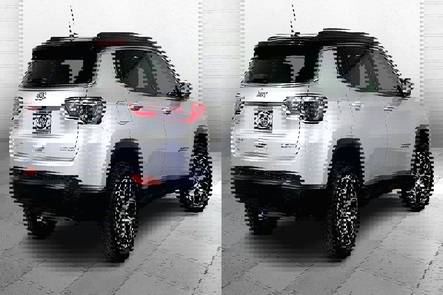 Used 2025 Jeep Compass Limited image 13