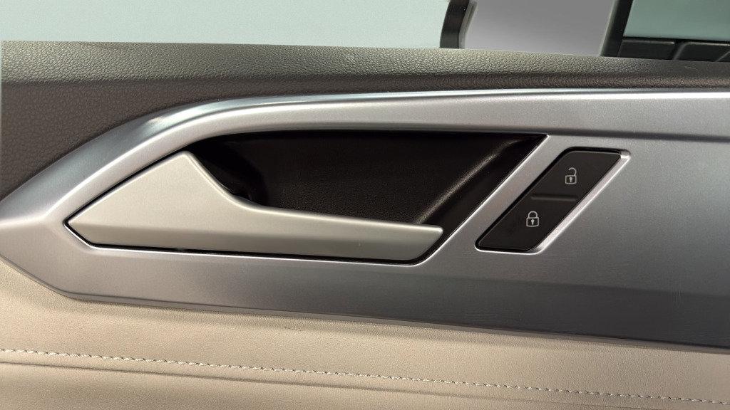 Used 2025 Volkswagen Taos SE image 15