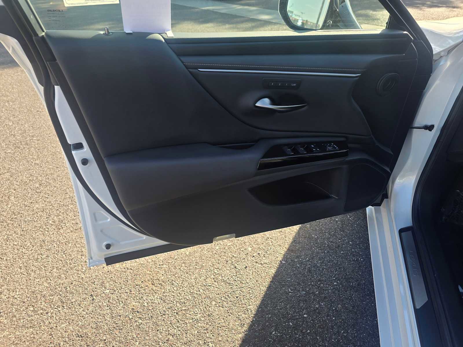 Used 2025 Lexus ES 300h w/ Premium Package image 22