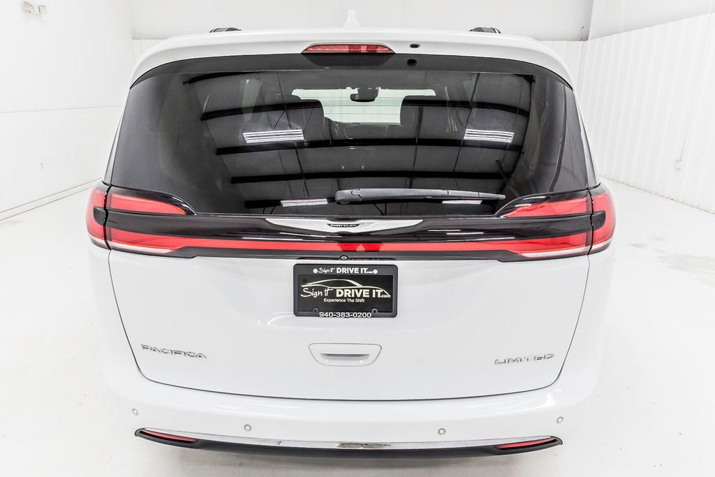 Used 2022 Chrysler Pacifica Limited w/ Uconnect Theater Family Group image 6