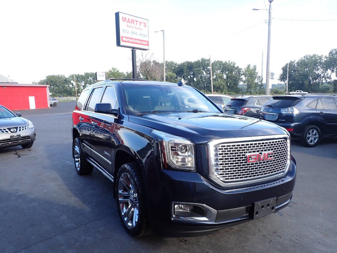 Used 2017 GMC Yukon Denali image 1