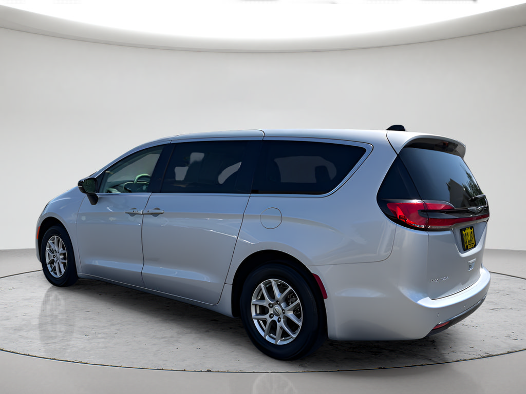 Used 2024 Chrysler Pacifica Touring-L FWD image 10