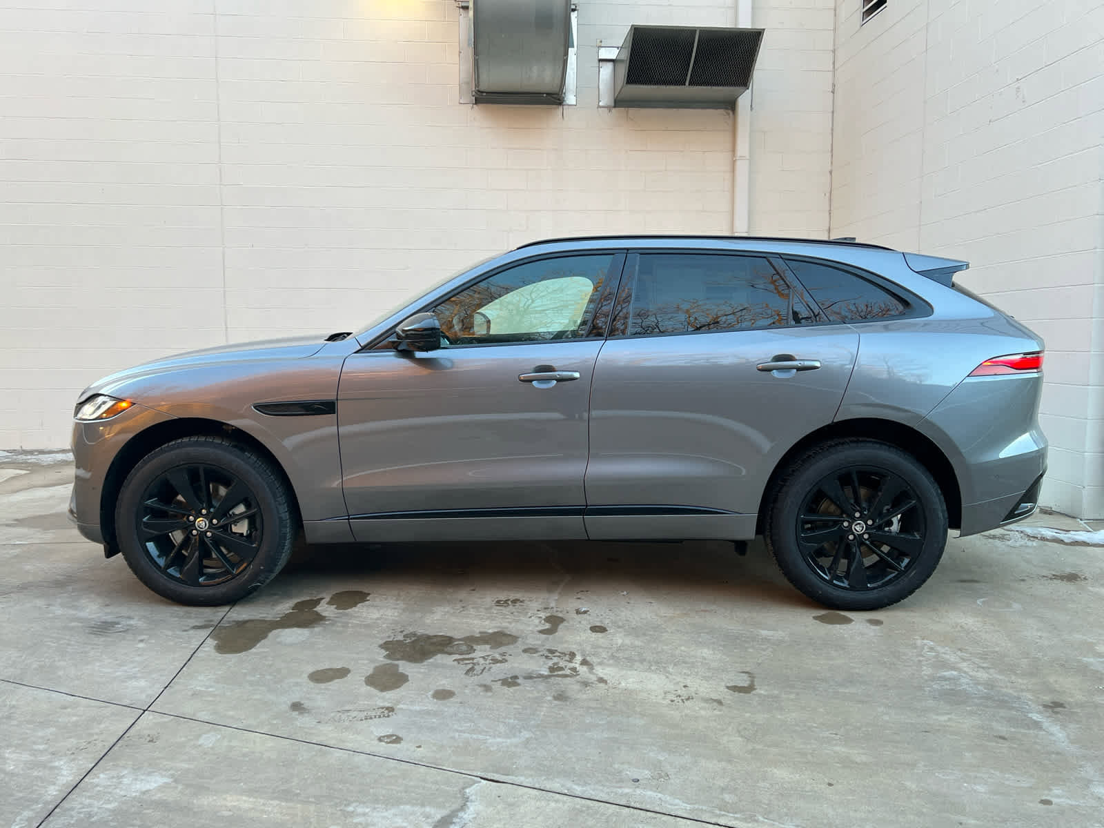Used 2025 Jaguar F-PACE R-Dynamic S image 5