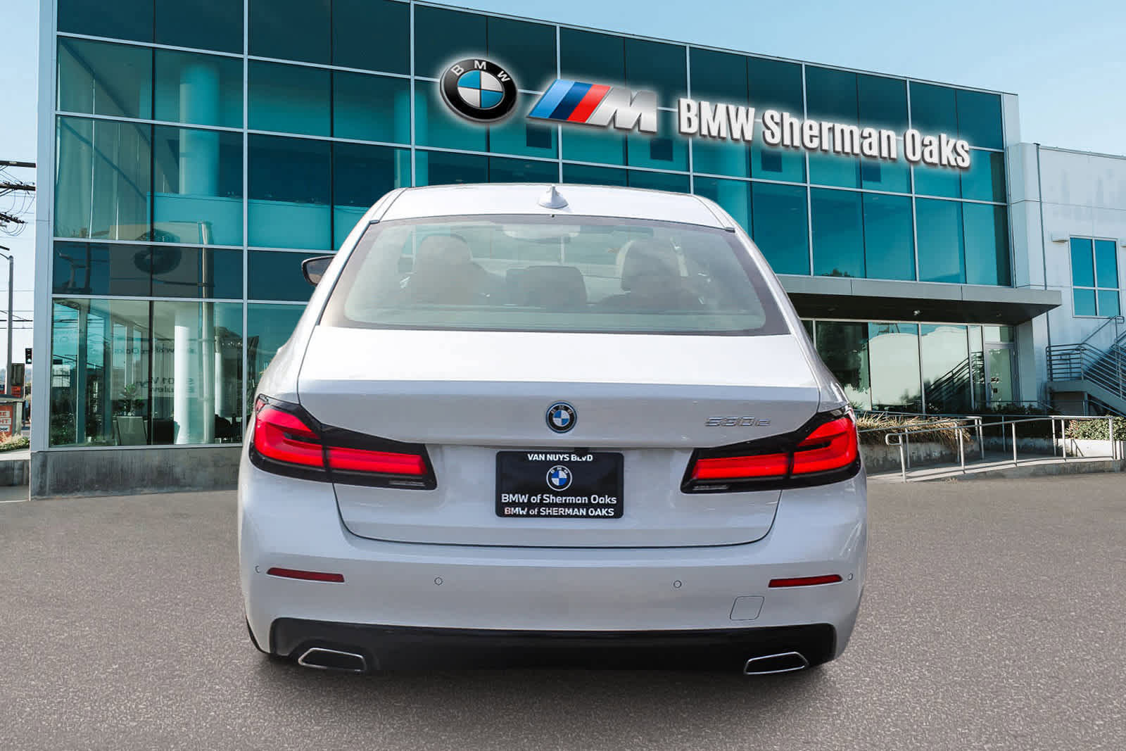 Certified 2023 BMW 530e w/ Convenience Package image 5