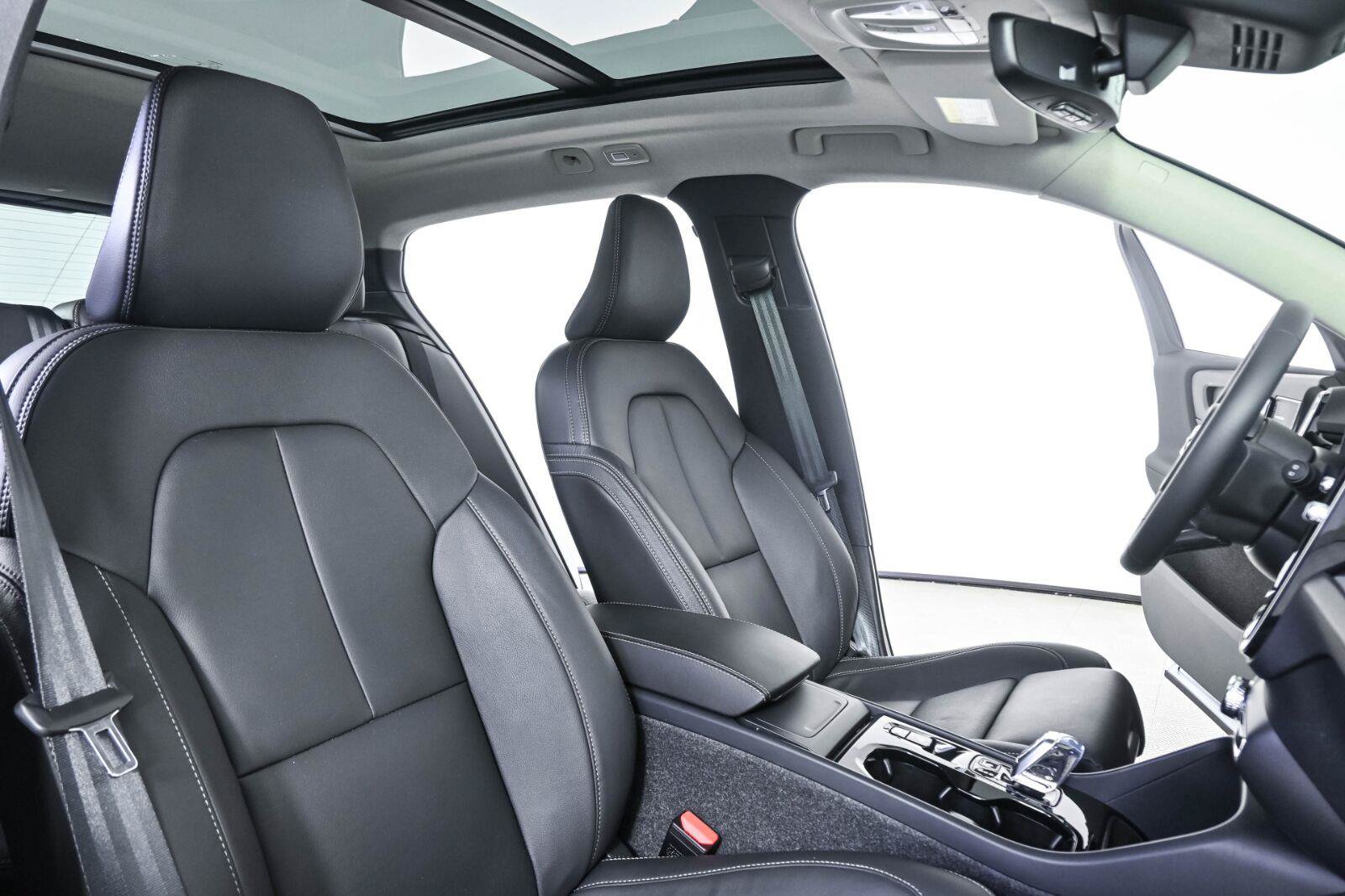 Certified 2026 Volvo XC40 B5 Plus AWD/4WD image 23