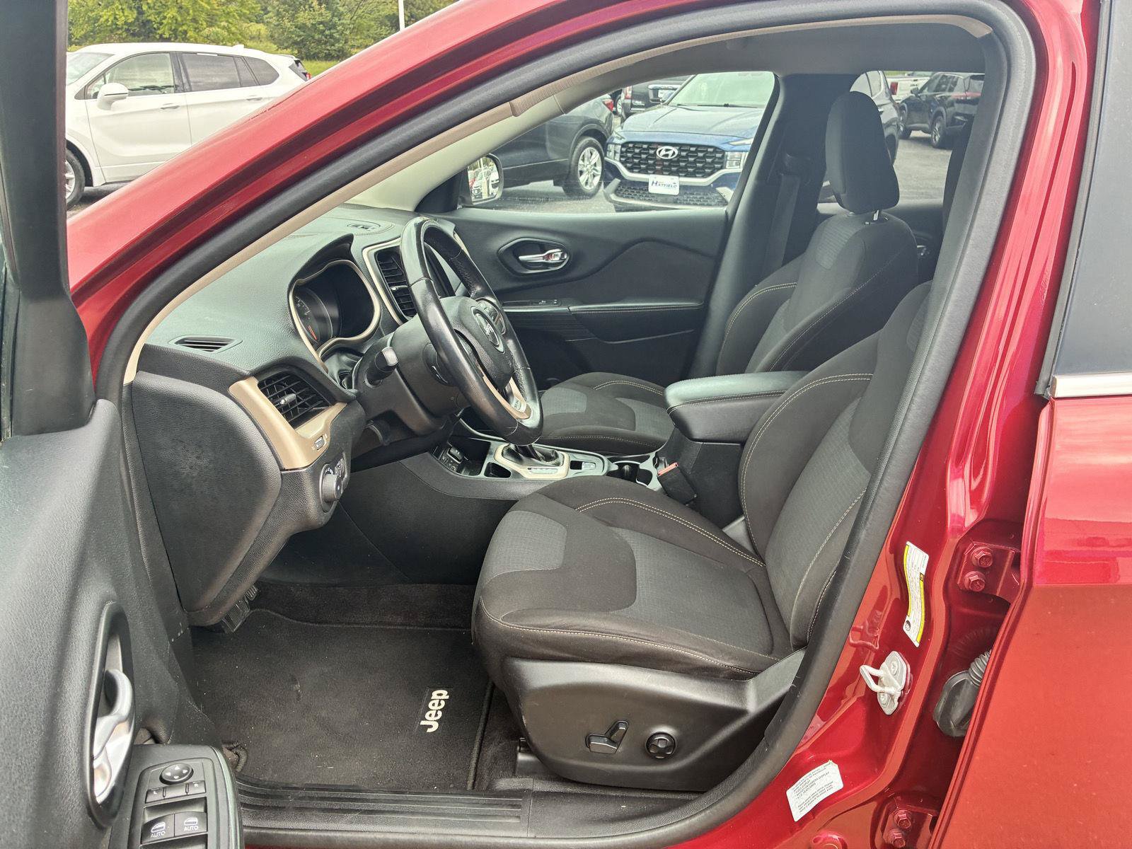 Used 2016 Jeep Cherokee Latitude w/ Comfort & Sound Group FWD image 14