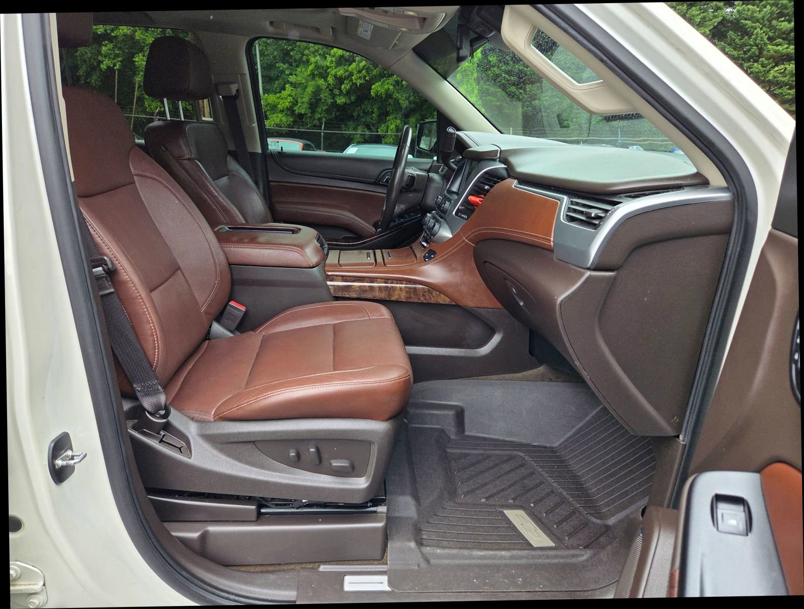 Used 2015 Chevrolet Tahoe LTZ AWD/4WD image 16
