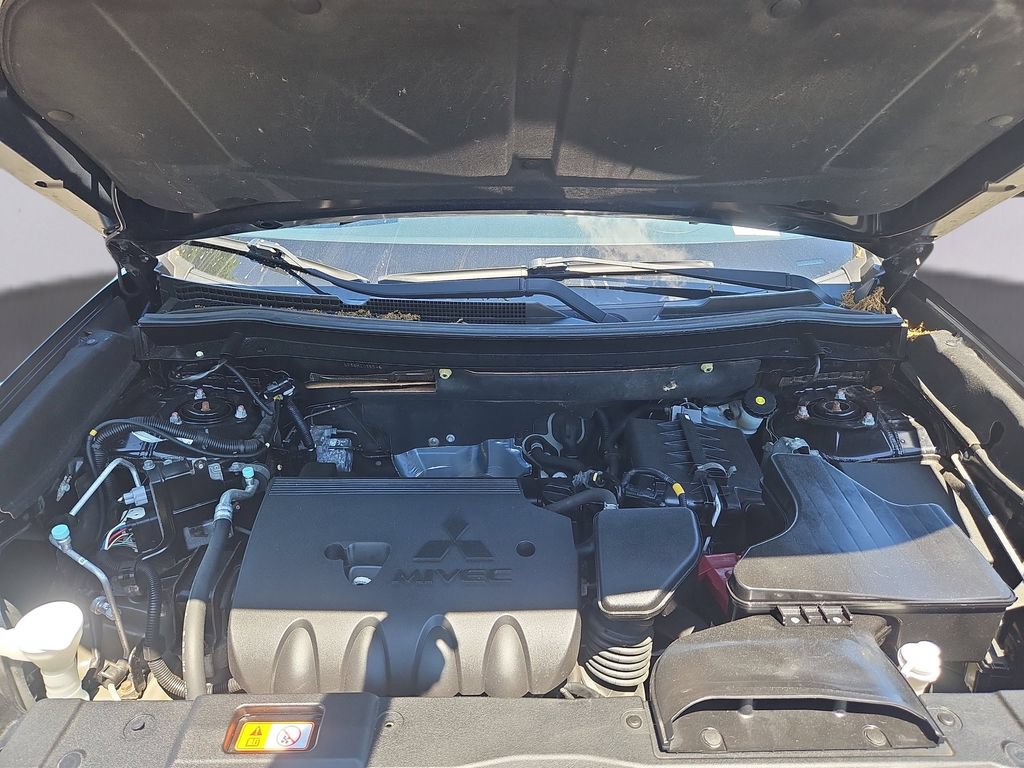 Used 2017 Mitsubishi Outlander SEL AWD/4WD image 32
