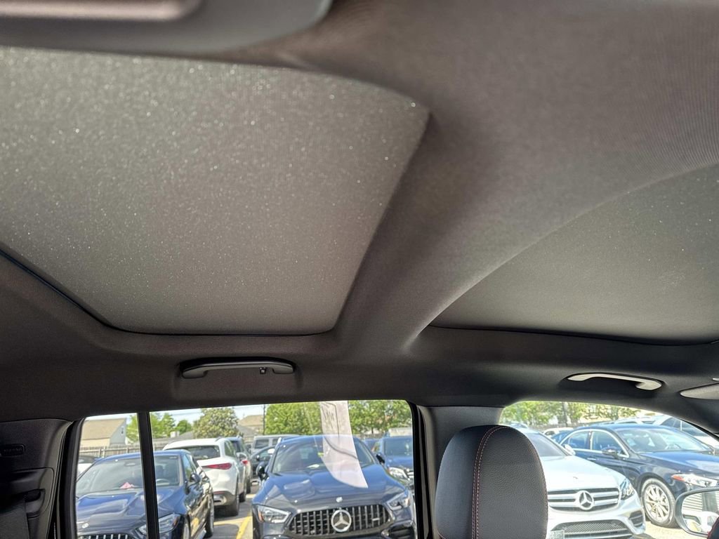 Used 2025 Mercedes-Benz GLB 250 image 10