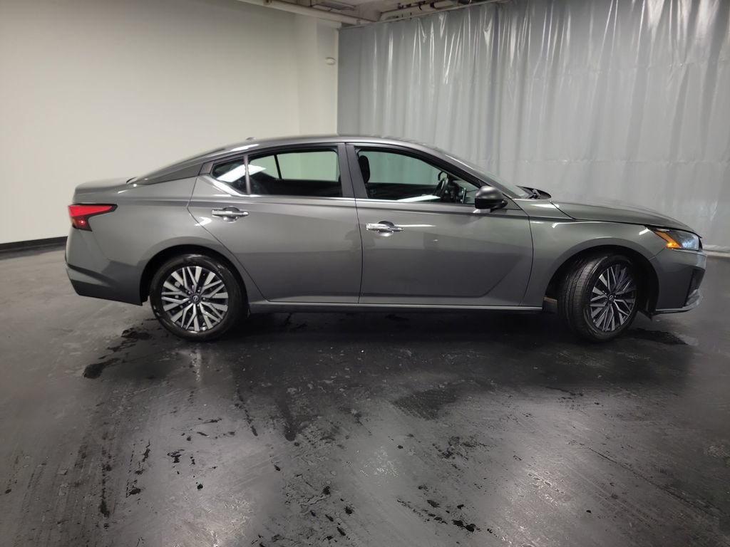 Used 2025 Nissan Altima 2.5 SV FWD image 9