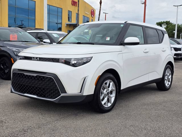 Certified 2025 Kia Soul LX w/ LX Technology Package FWD image 2