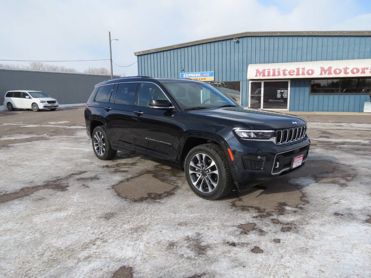 Used 2024 Jeep Grand Cherokee L Overland w/ Trailer Tow Package AWD/4WD image 2