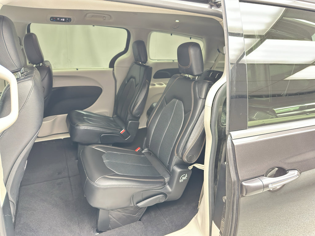 Used 2019 Chrysler Pacifica Touring-L FWD image 17