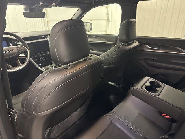 Used 2026 Jeep Grand Cherokee Altitude AWD/4WD image 33