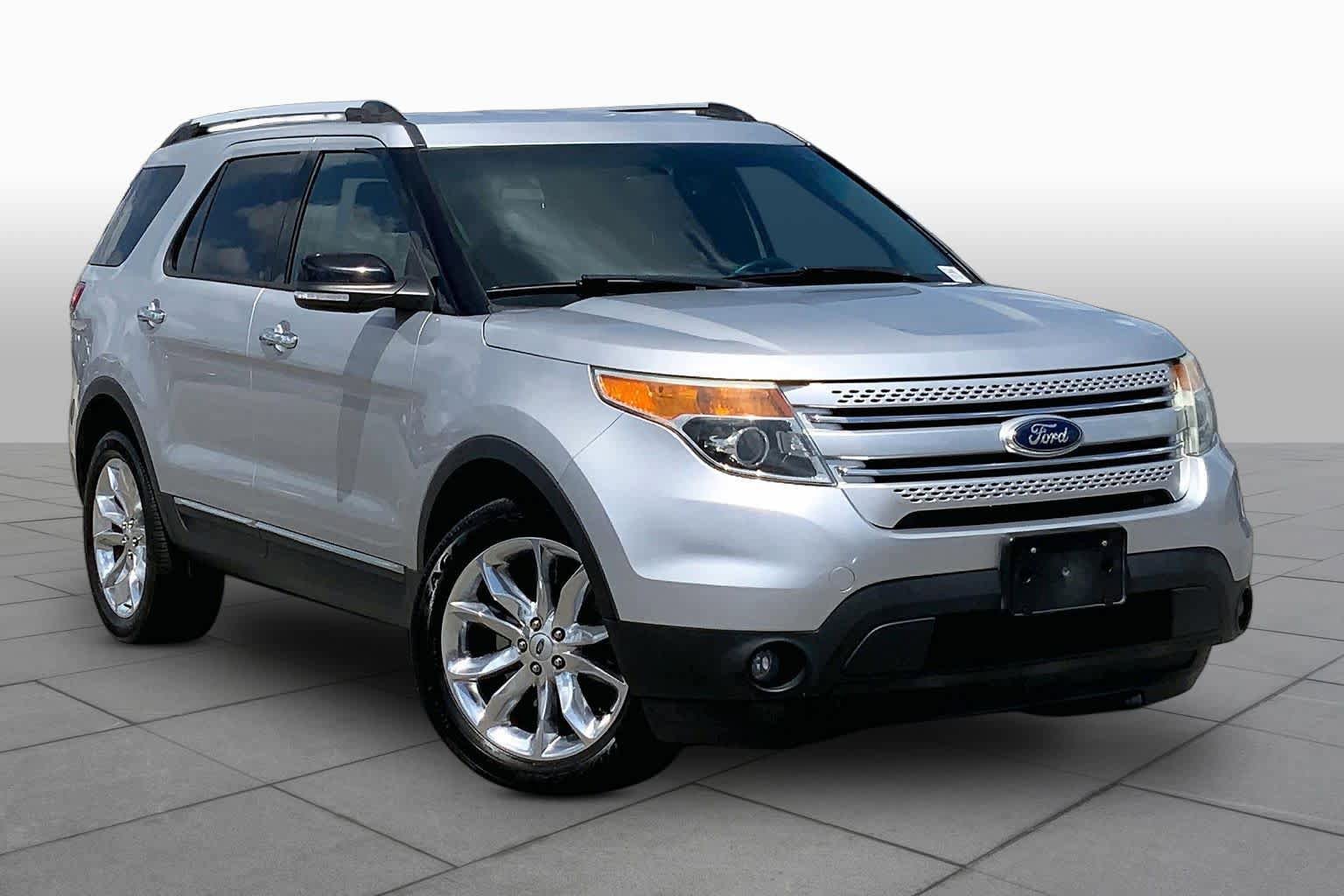 Used 2015 Ford Explorer XLT w/ Equipment Group 202B AWD/4WD image 3