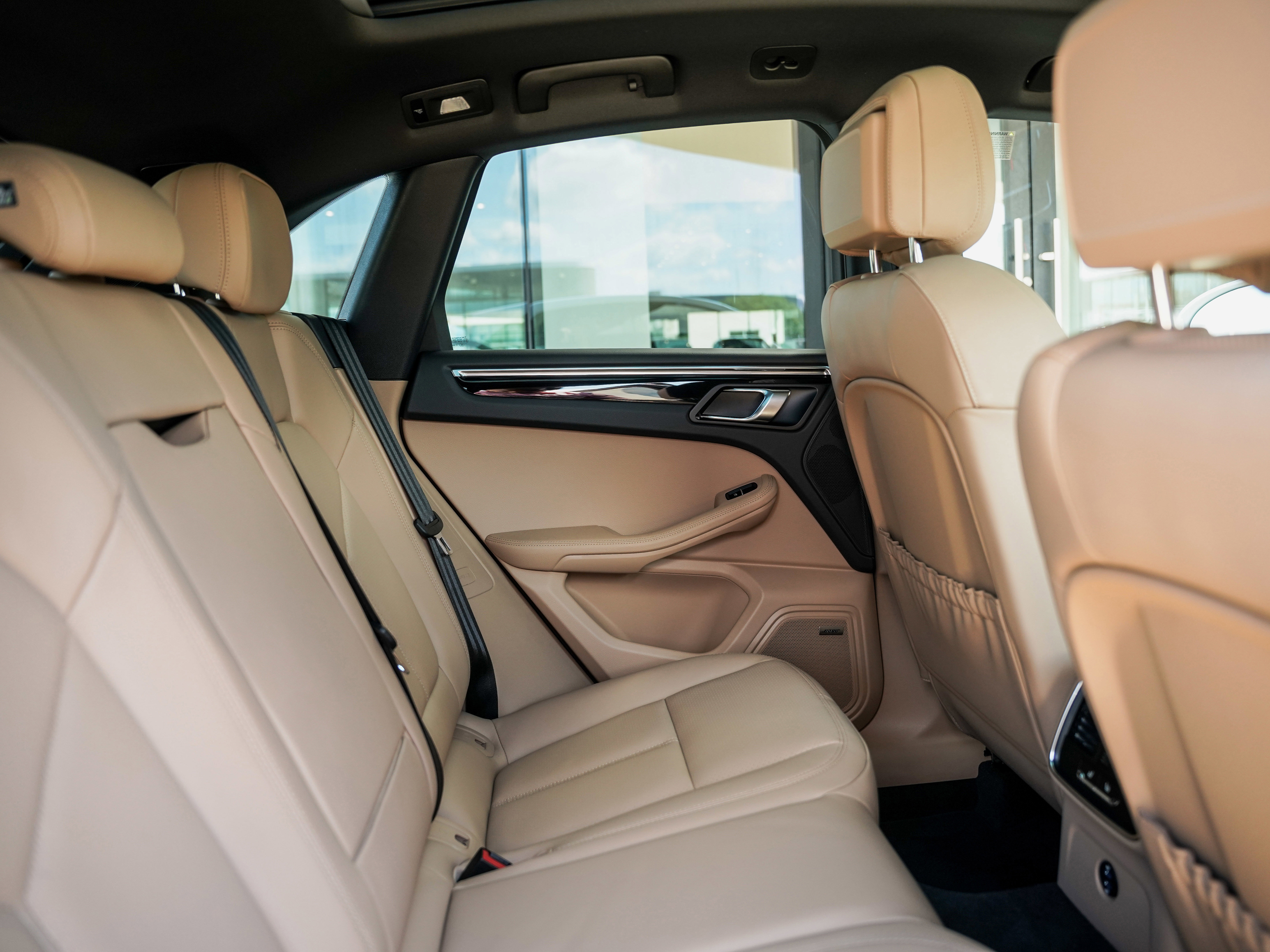 Certified 2025 Porsche Macan image 30