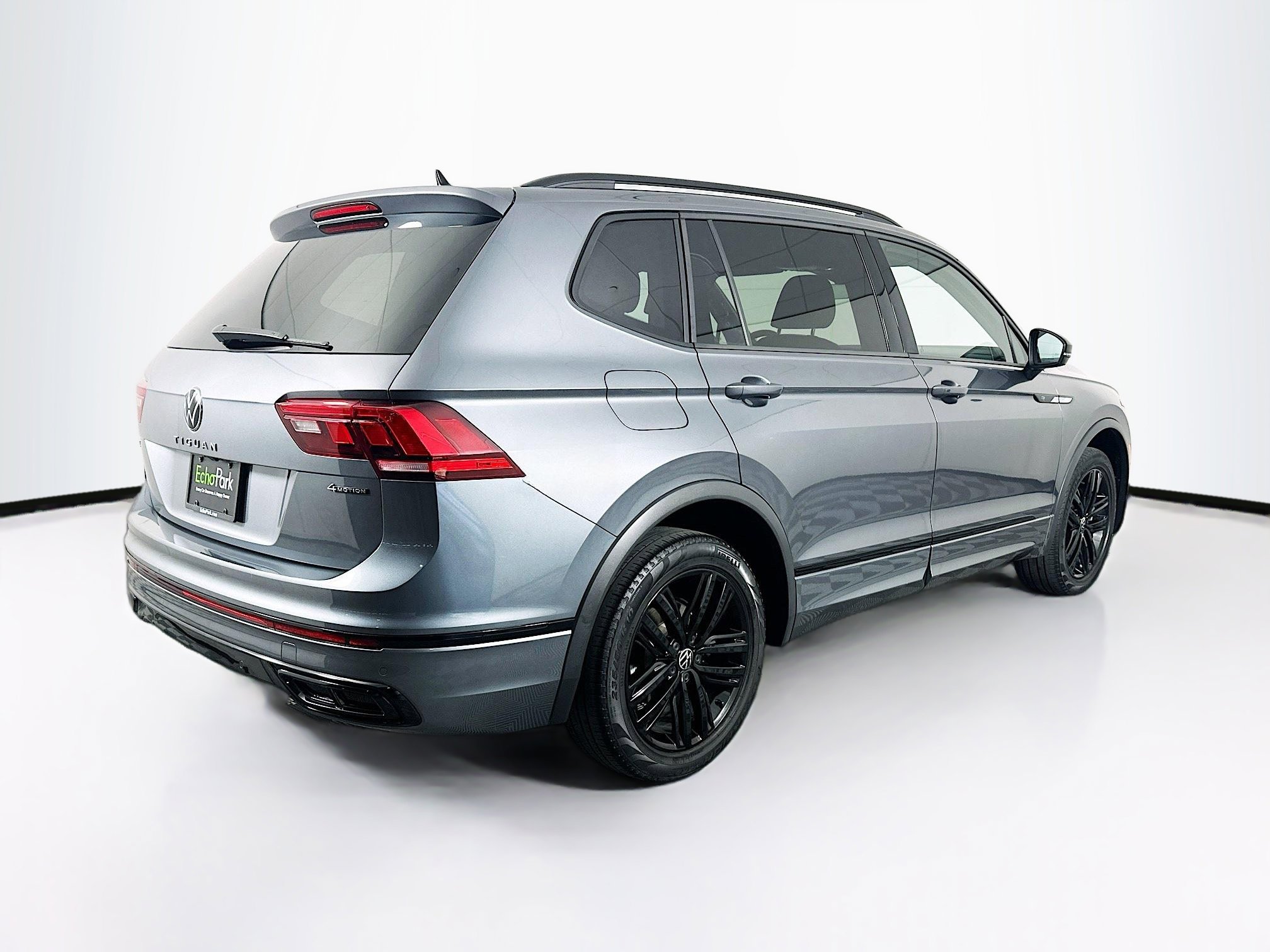 Used 2022 Volkswagen Tiguan SE R-Line image 9