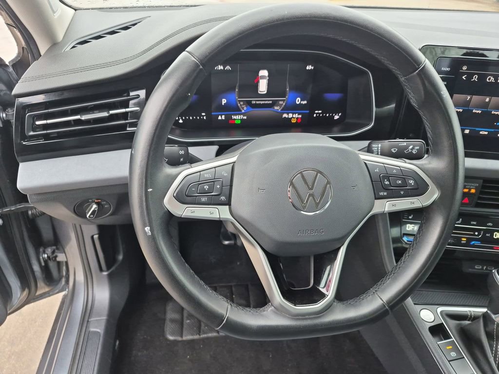 Used 2025 Volkswagen Jetta SE FWD image 14