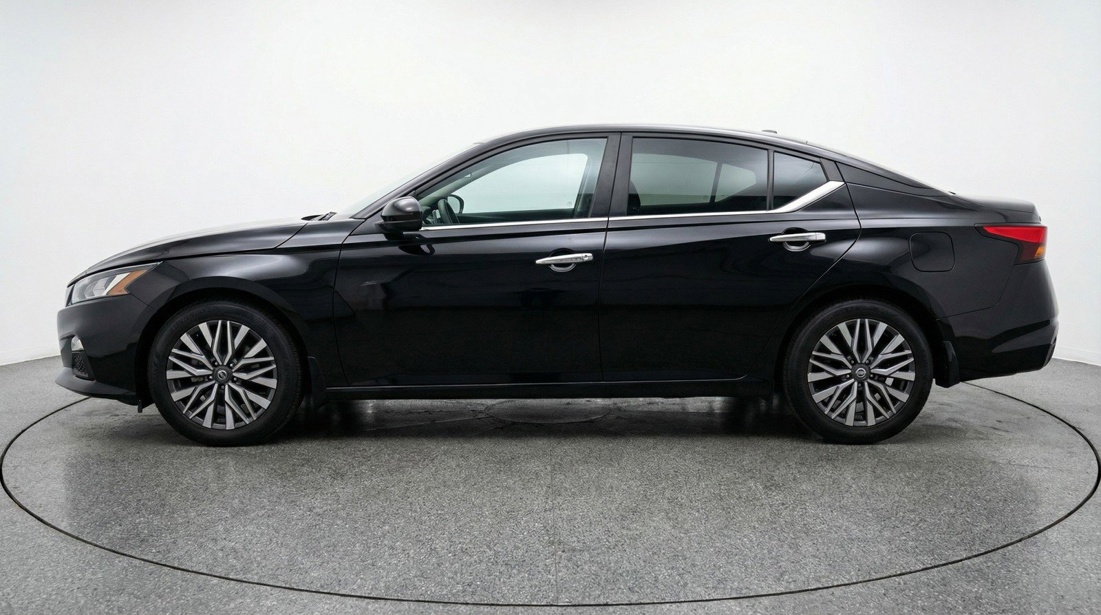 Used 2025 Nissan Altima 2.5 SV FWD image 5