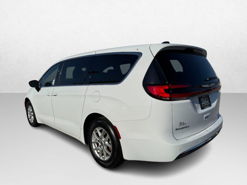 Used 2025 Chrysler Pacifica Select image 7