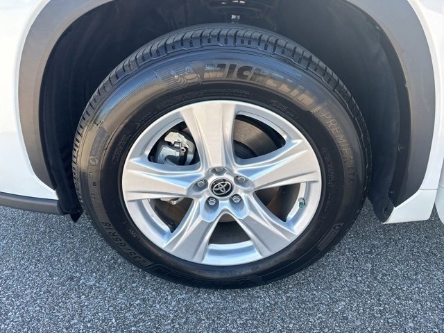 Used 2024 Toyota Highlander LE image 32