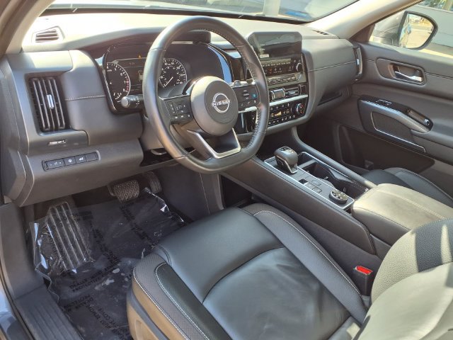 Used 2025 Nissan Pathfinder SL AWD/4WD image 4