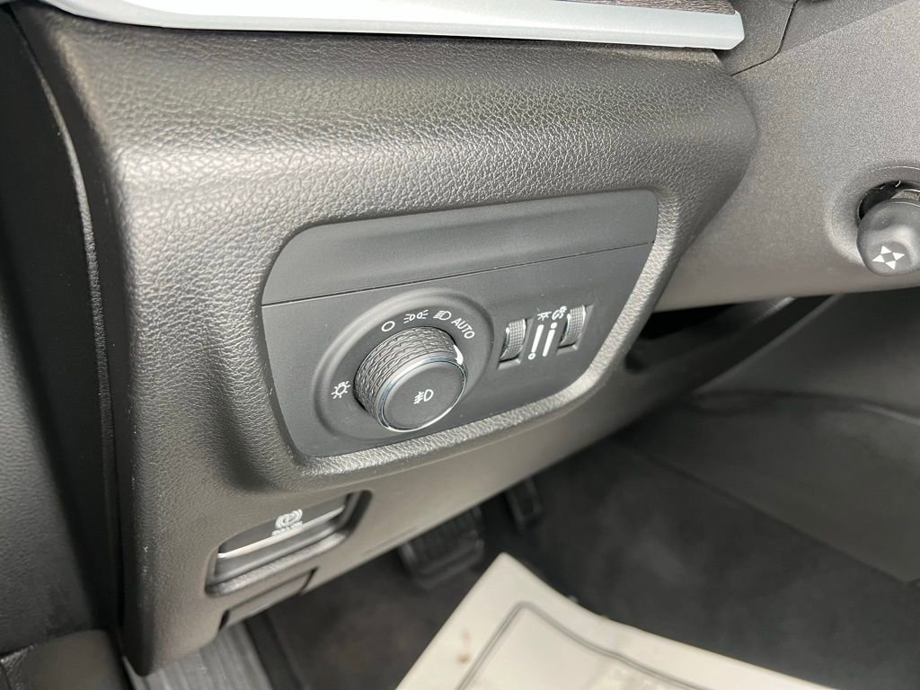 Used 2024 Jeep Grand Cherokee L Limited w/ Luxury Tech Group II AWD/4WD image 16