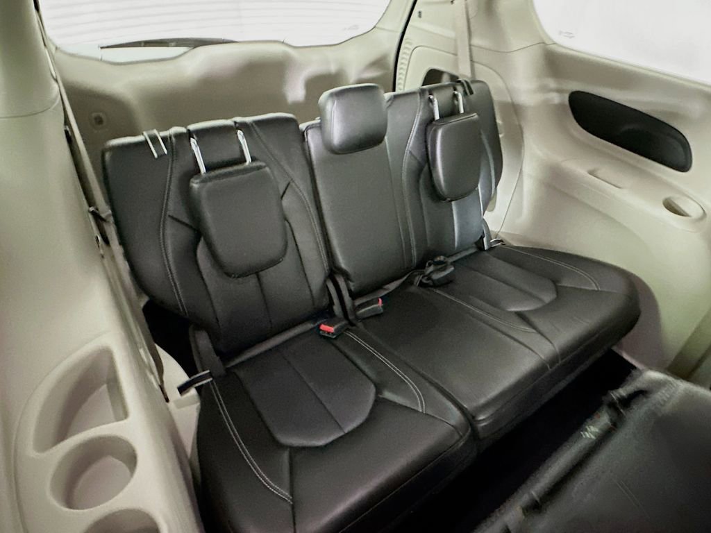 Used 2024 Chrysler Pacifica Touring-L FWD image 34