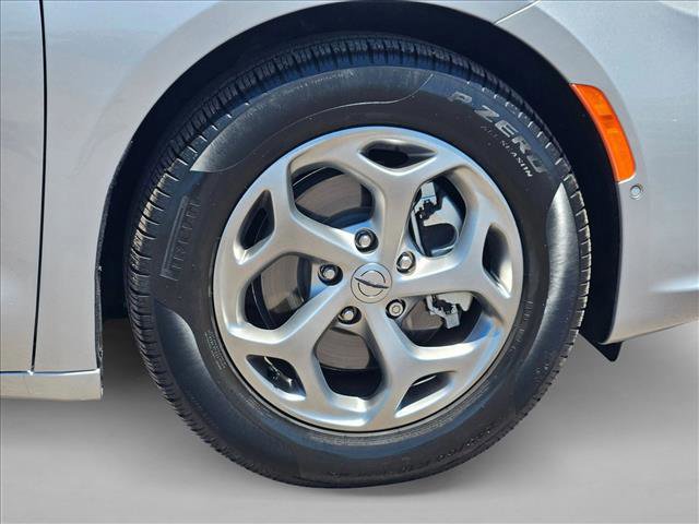 Used 2023 Chrysler Pacifica Limited FWD image 29