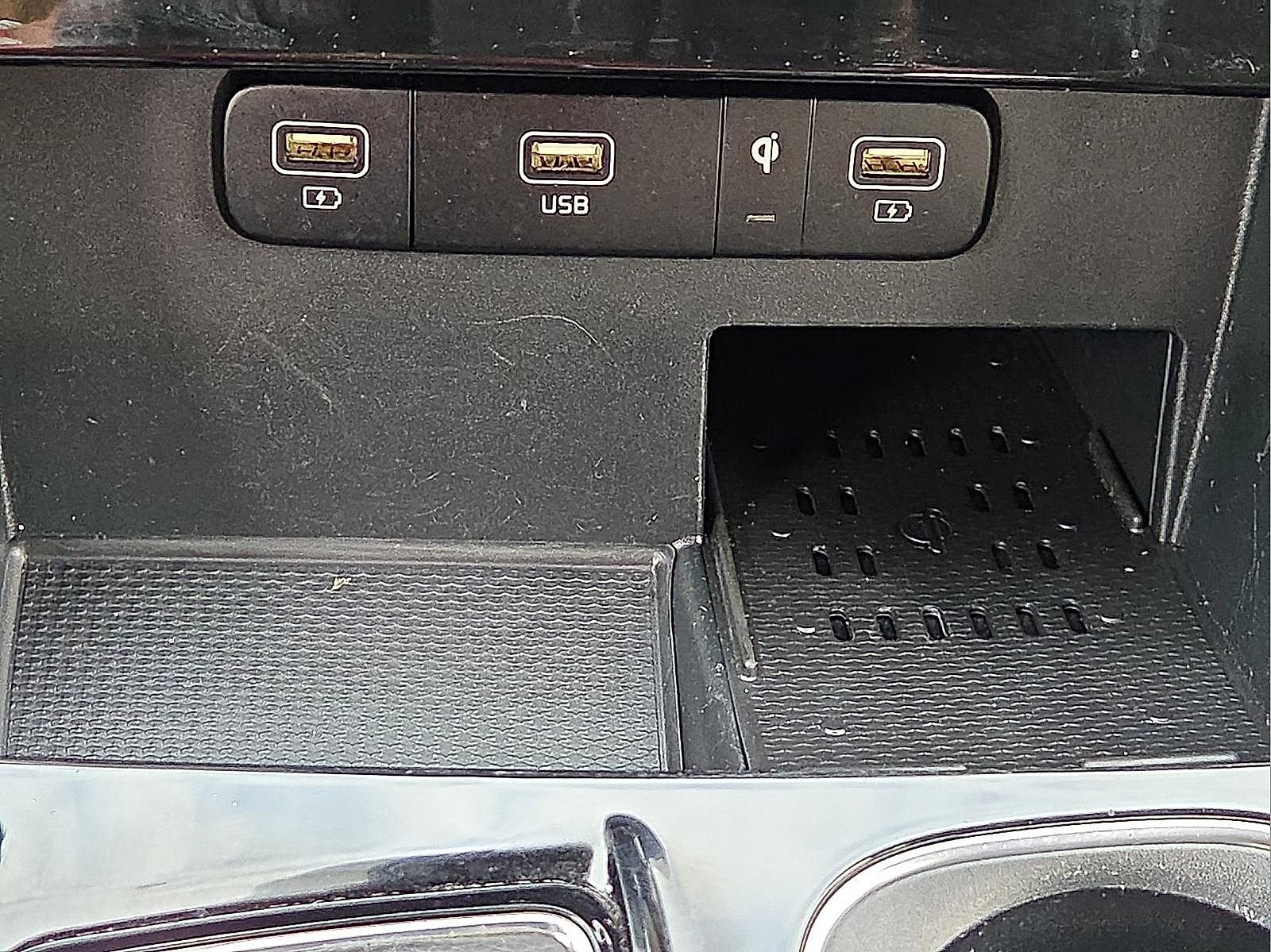 Used 2023 Kia Carnival EX image 19