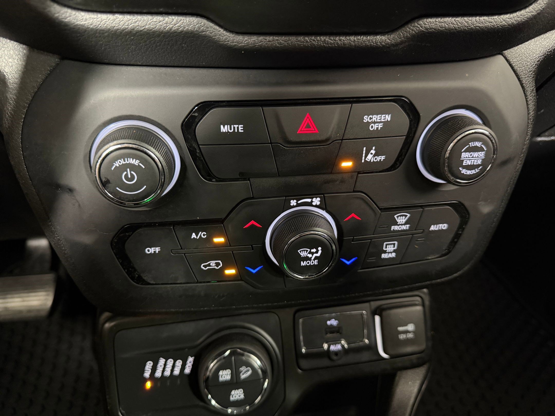 Used 2023 Jeep Renegade Trailhawk w/ Trailhawk Elite Group AWD/4WD image 16