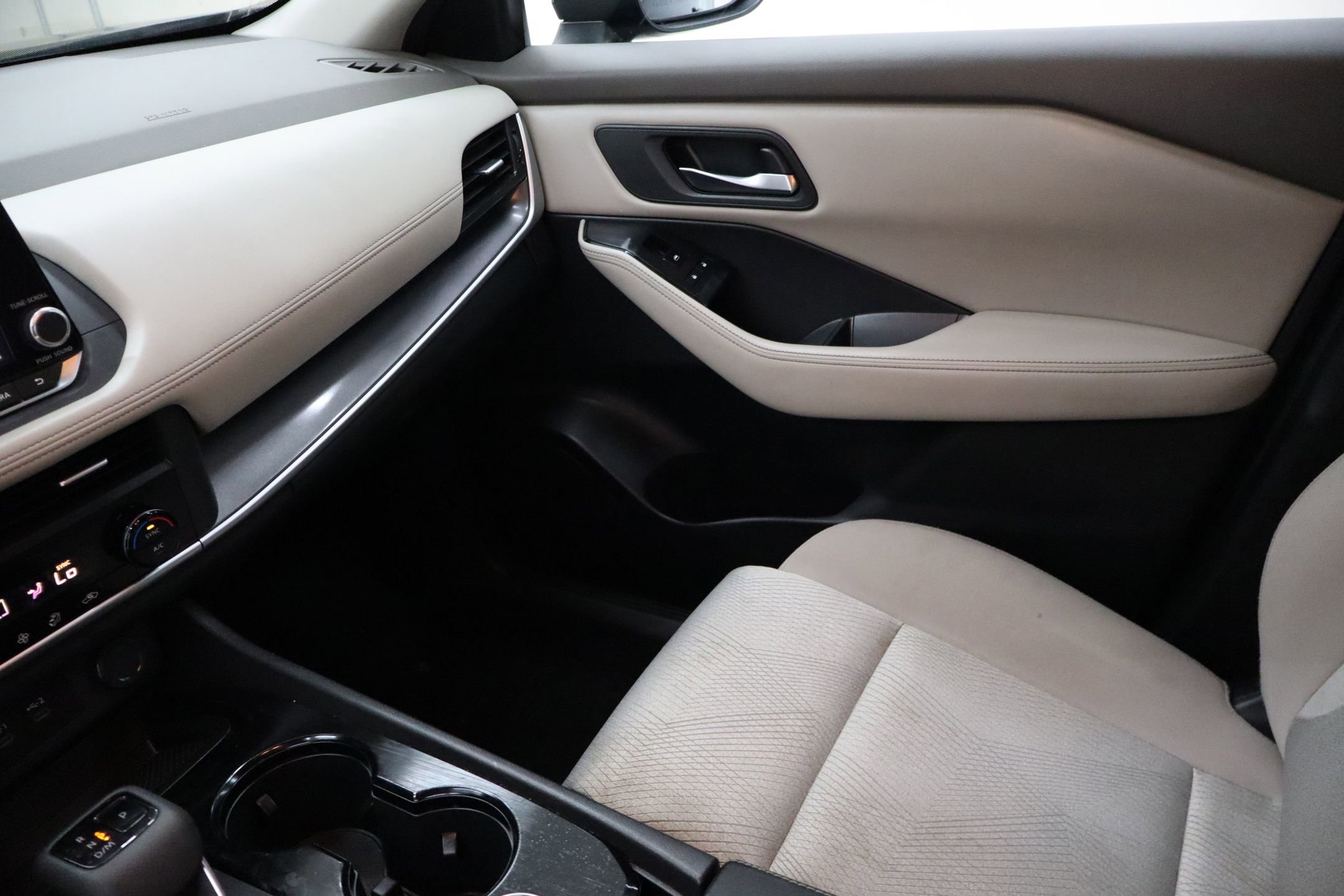 Used 2024 Nissan Rogue SV image 23