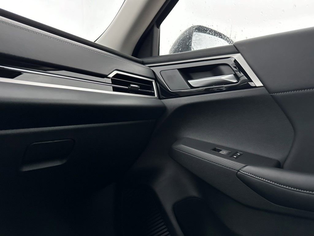 New 2025 Mitsubishi Outlander SE image 30