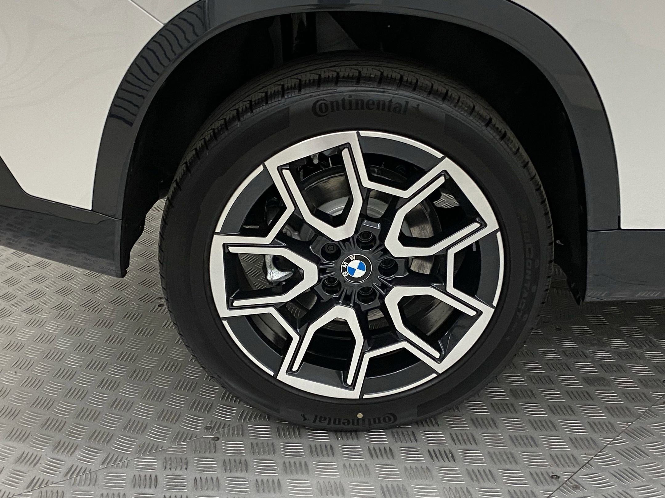 Used 2025 BMW X1 xDrive28i w/ Premium Package image 10