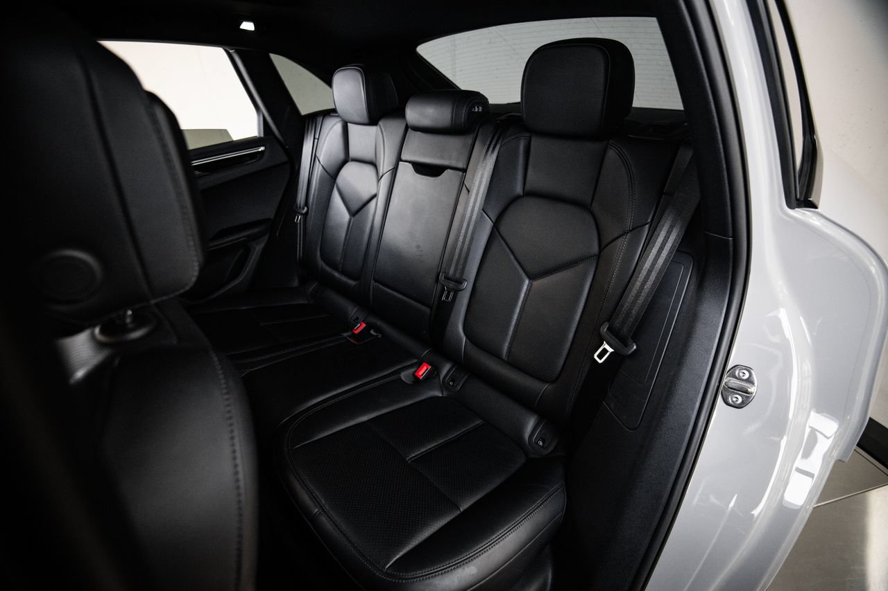 Certified 2023 Porsche Macan AWD/4WD image 24