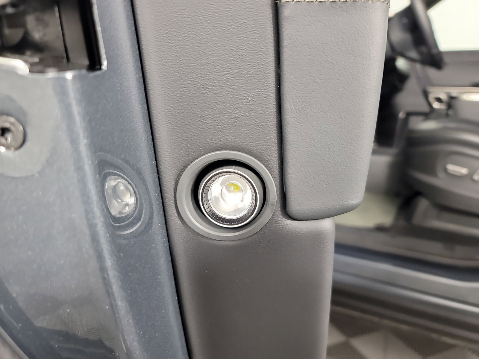 Used 2024 Rivian R1S Adventure AWD/4WD image 32