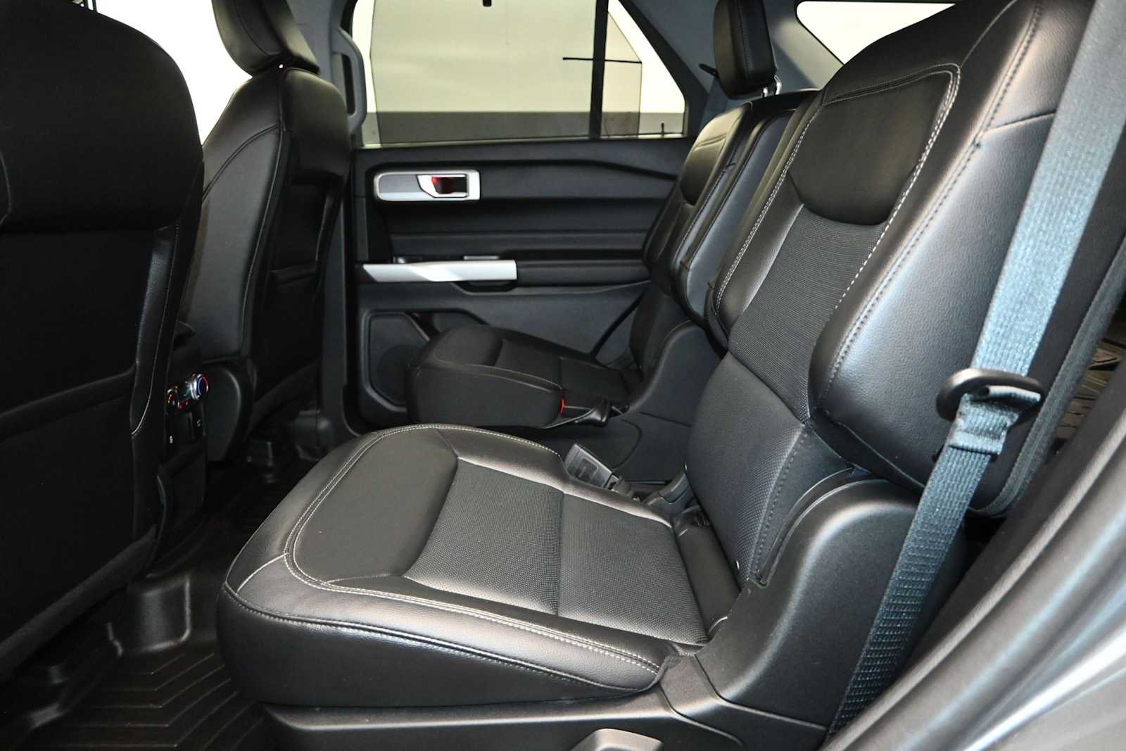 Used 2021 Ford Explorer Limited w/ Equipment Group 301A AWD/4WD image 27
