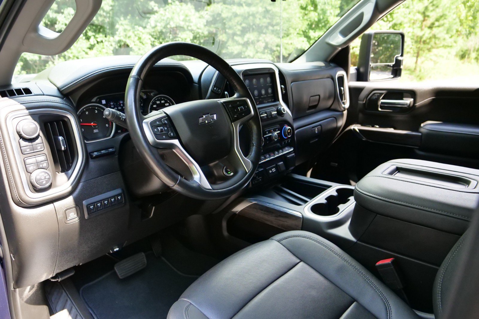 Used 2022 Chevrolet Silverado 2500 LTZ w/ LTZ Plus Package AWD/4WD image 2