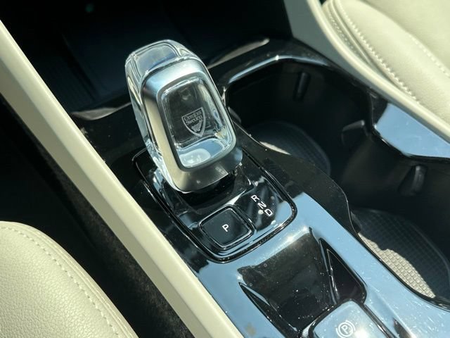Certified 2025 Volvo XC40 B5 Plus AWD/4WD image 19